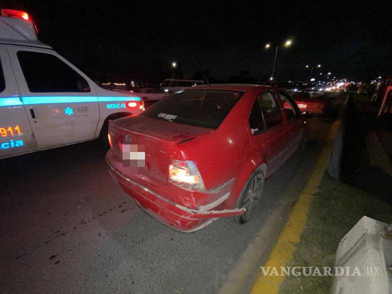 $!El Volkswagen Jetta fue proyectado a los carriles centrales tras el impacto por alcance.