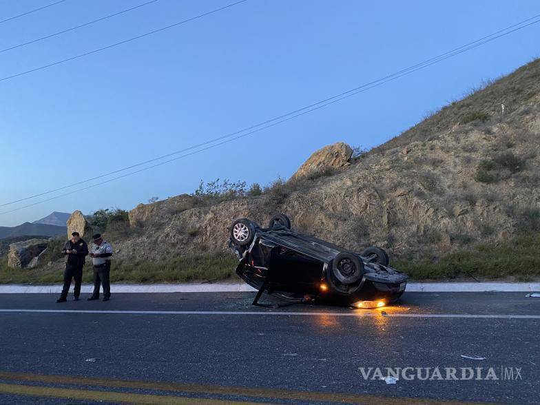 $!Chevrolet Aveo volcado después del impacto, mostrando los daños sufridos en el vehículo.