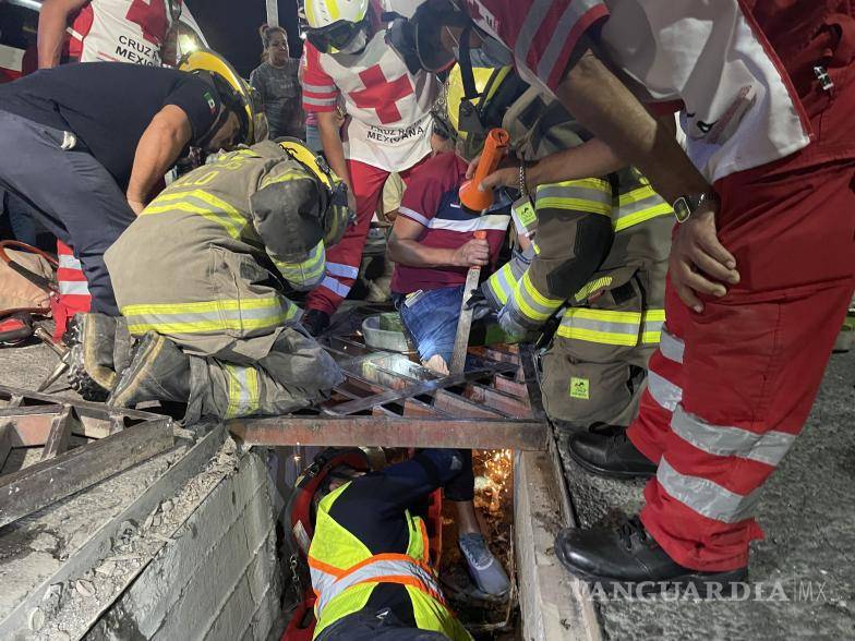 $!Los bomberos utilizaron herramientas especializadas, como quijadas de la vida y pulidores, en su intento por liberar a Jorge de la reja de acero.