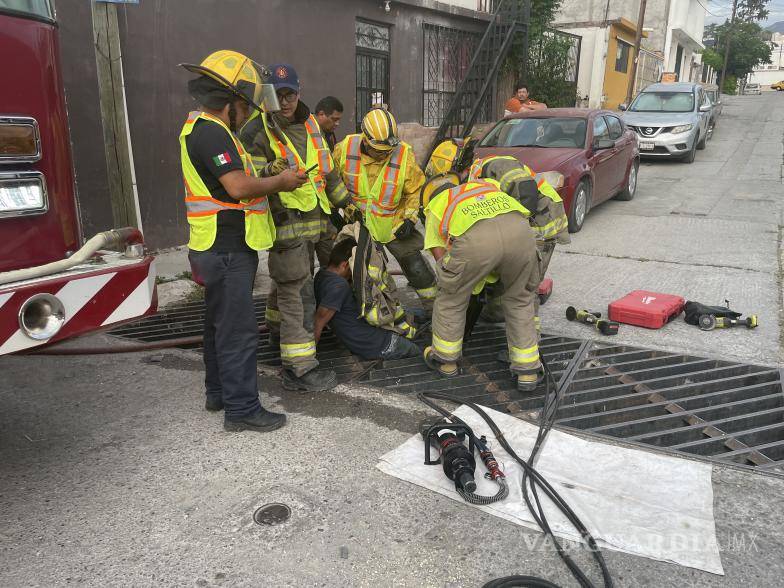 $!Cuando fue liberado, el hombre siguió quejándose y decidió seguir su camino en búsqueda de trabajo.