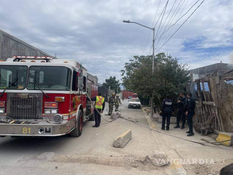 $!Personal de bomberos llegó al lugar para sofocar el fuego, que generó grandes columnas de humo visibles desde el bulevar Carlos Abedrop López.