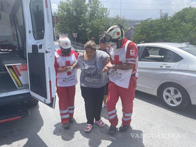 $!La víctima fue trasladada al Hospital General de Saltillo, donde se informó que se encontraba fuera de peligro.