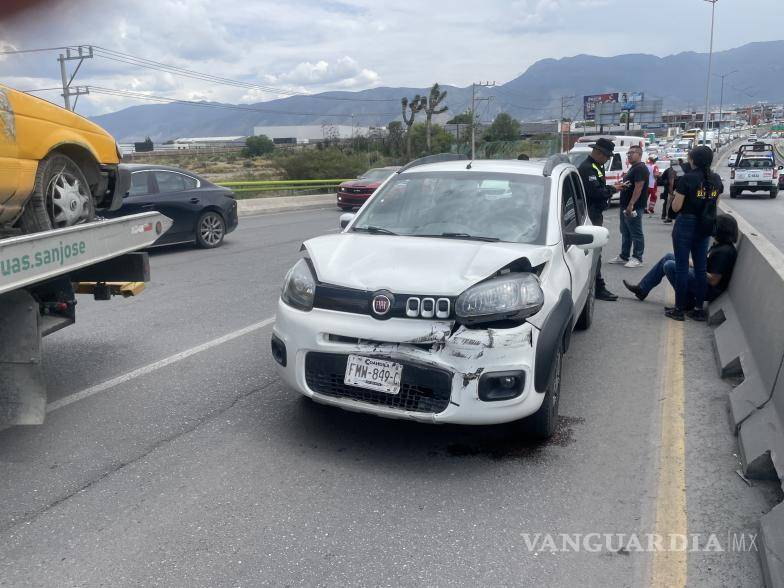 $!Saltillo: choque y volcadura de taxi desatan caos en el periférico LEA; hay un detenido