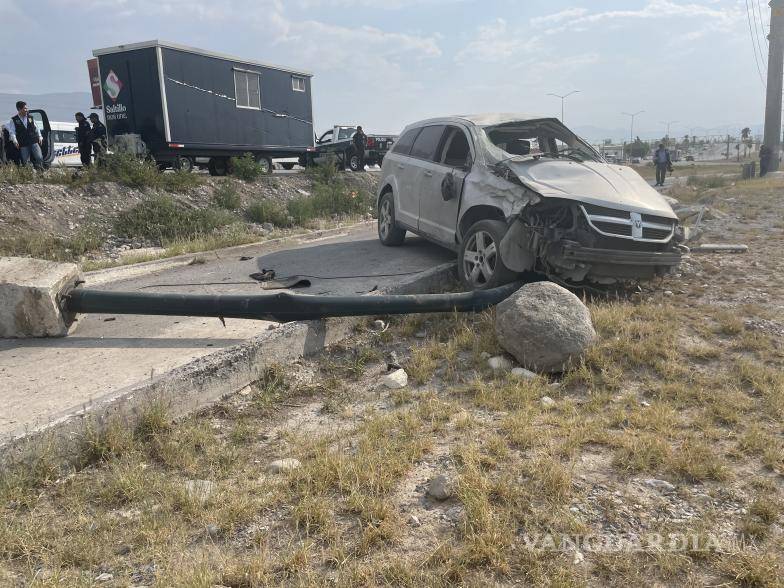$!Casi no la cuenta joven tras volcar su camioneta.