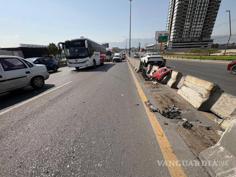 $!El accidente se registró sobre Nazario Ortiz Garza, donde un automóvil terminó con daños en la parte frontal tras chocar contra las ballenas de concreto que dividen los carriles.