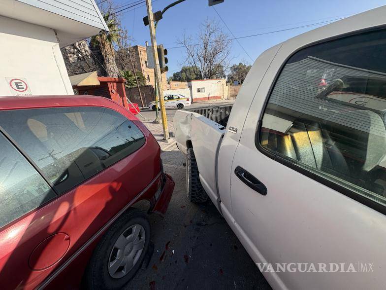 $!La unidad impactada fue proyectada contra una camioneta estacionada.