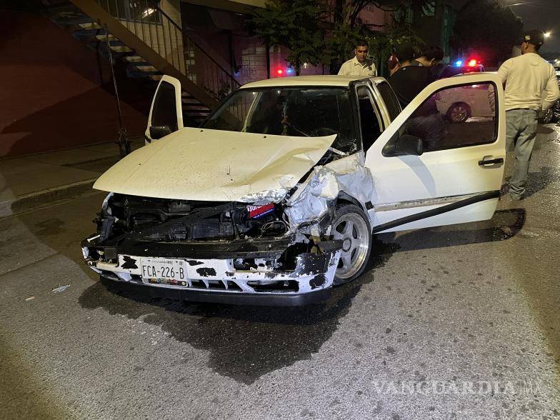 $!Los agentes de Tránsito Municipal se trasladaron al lugar del incidente, ubicado en la intersección de las calles Emilio Carranza y Ramos Arizpe.