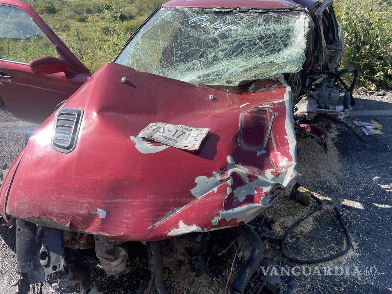 $!Bomberos utilizaron las “quijadas de la vida” para liberar al conductor del automóvil.