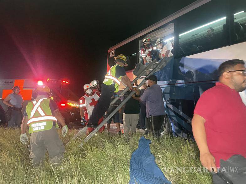 $!Bomberos utilizaron equipo de rescate para liberar a pasajeros atrapados tras el choque.