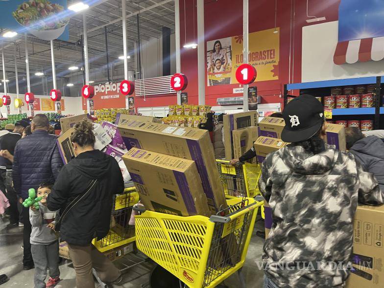 $!Los clientes aprovecharon un combo que consideraba dos pantallas de la marca Sharp por solo 5 mil 990 pesos.