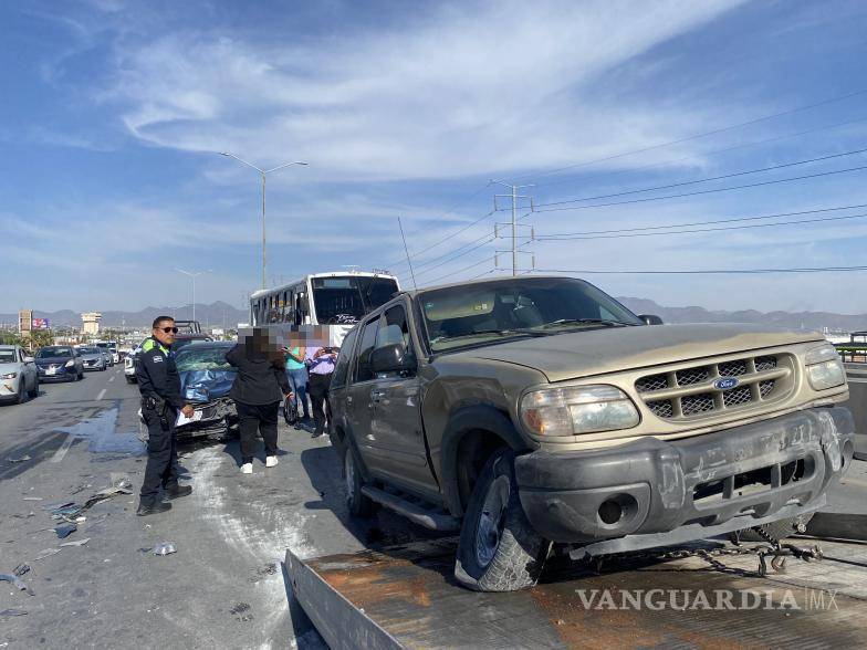 $!Personal de Tránsito acudió al lugar para controlar el tráfico y evitar más choques.