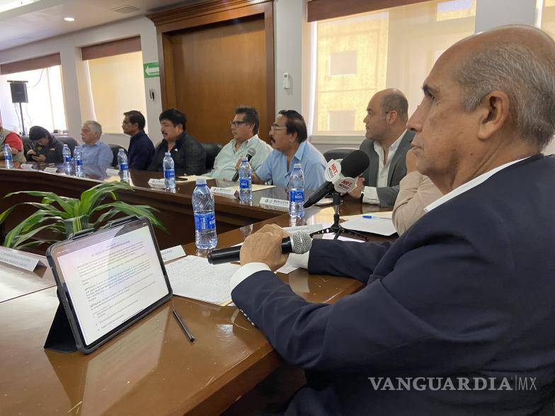 $!El alcalde Mario Dávila Delgado encabezó una reunión con los líderes de diversas líneas de taxis de la ciudad.