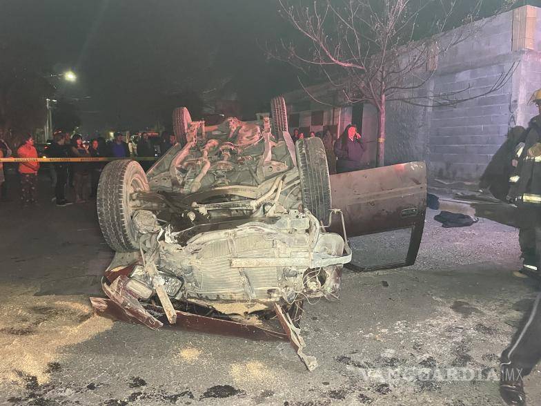 $!Vecinos sacaron a Perla Janeth “N” de su vehículo tras el accidente.