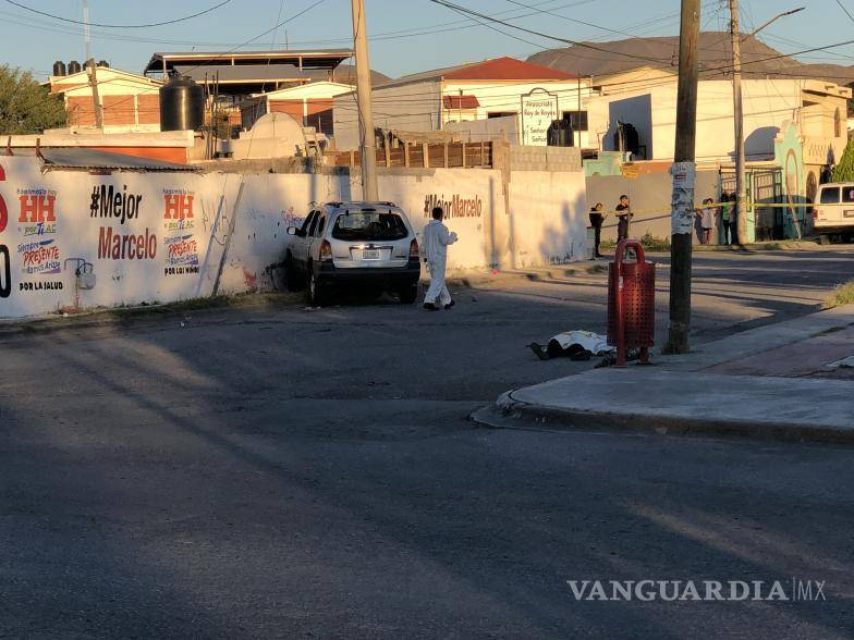 $!La joven terminó tendida en el pavimento sin vida.