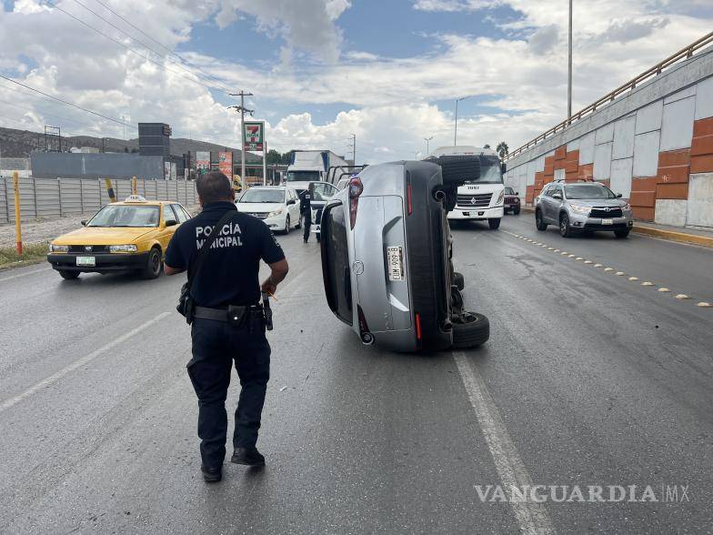 $!Un segundo vehículo se volcó al intentar esquivar el accidente.