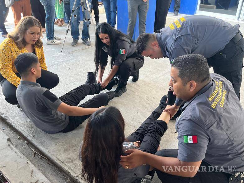 $!Un agente atiende a una “víctima” durante el ejercicio preventivo.