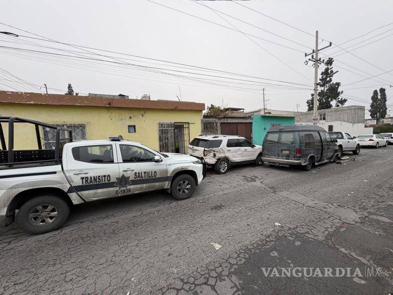 $!Elementos de Tránsito Municipal acudieron al sitio para tomar conocimiento del accidente y realizar el peritaje correspondiente.