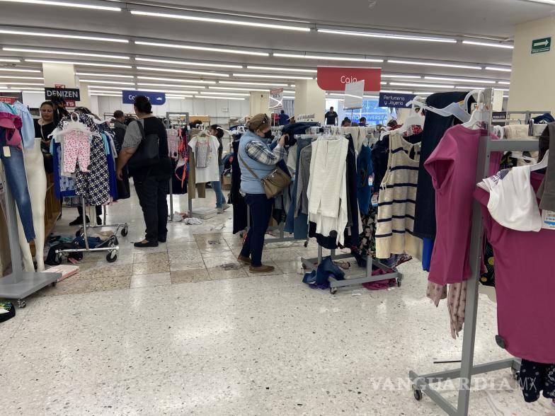 $!Él área de ropa y calzado ha sido abarrotado por la población monclovense.