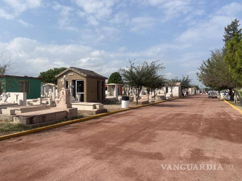 $!Cuadrillas de limpieza, seguridad y salud aseguran que los panteones de Monclova estén en óptimas condiciones para los visitantes.