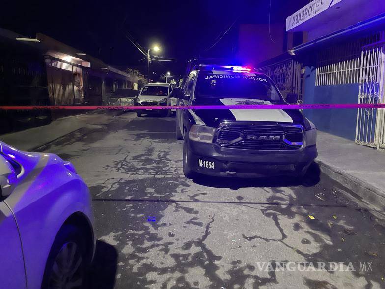 $!Autoridades acudieron al domicilio de la colonia Bellavista tras el hallazgo del joven sin vida.