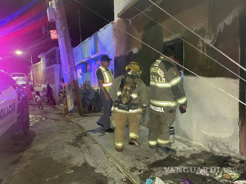 $!Vecinos apoyaron a los bomberos con cubetas de agua para apagar las llamas.