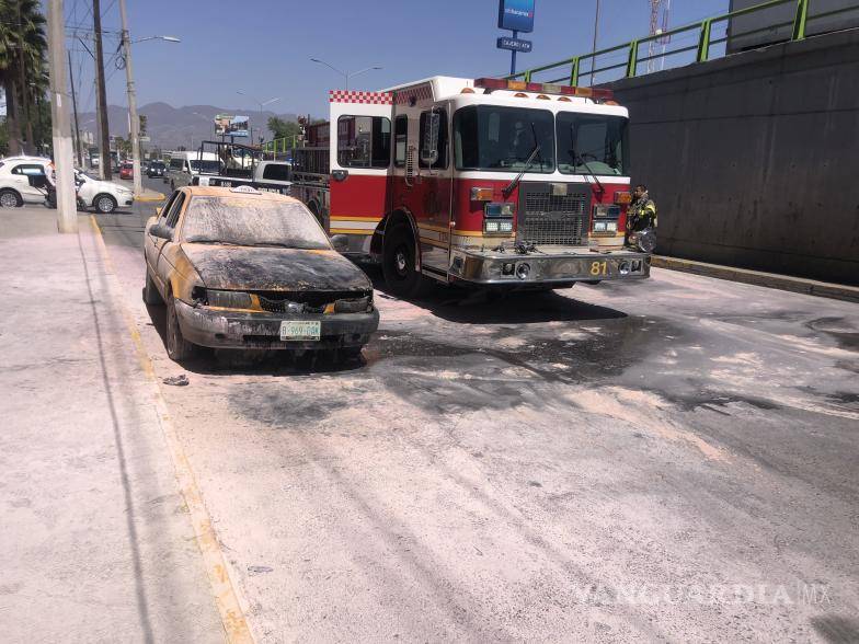 $!El incendio sucedió en la lateral del periférico.