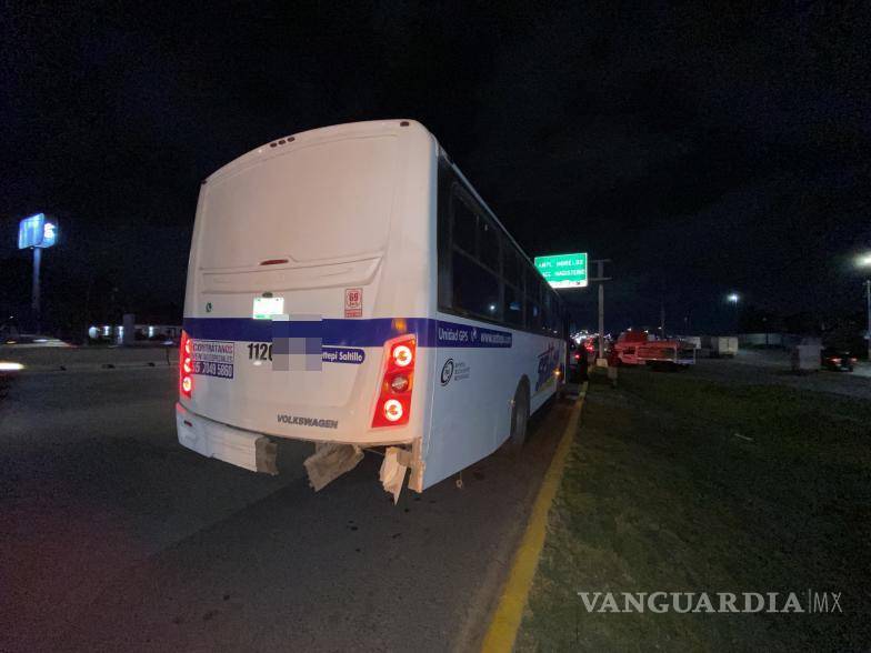 $!El camión de transporte de personal resultó involucrado en el choque, pero los pasajeros salieron ilesos.