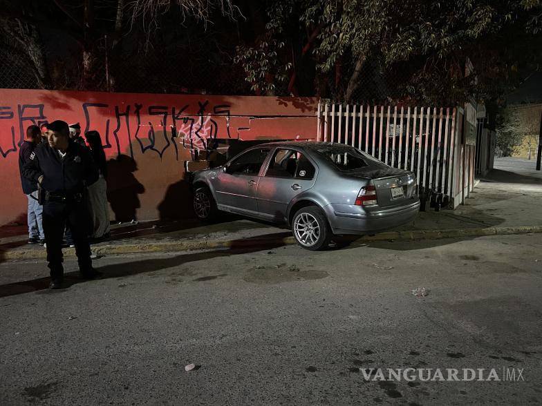 $!Posterior al impacto, quienes perseguían a los jóvenes bajaron del vehículo y comenzaron a golpearlos y arrojarles piedras y envases de cerveza.