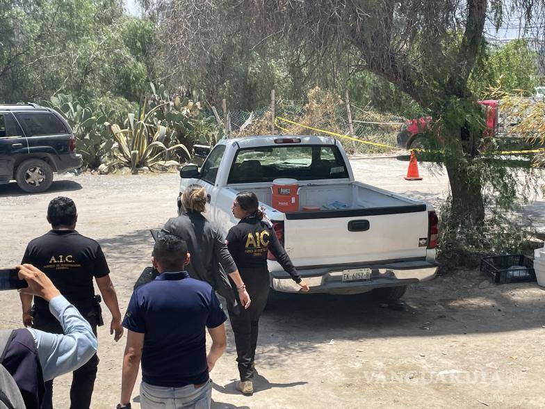 $!En el exterior del negocio no permitieron que el perito de la FGE realizara la inspección a la camioneta, la cual ya estaba acordonada.