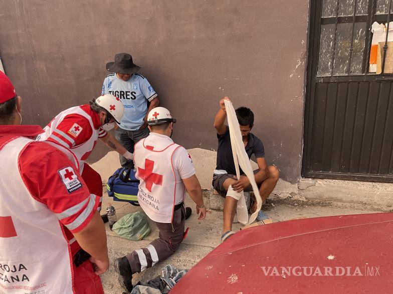 $!El hombre de 35 años, quien viajó a Saltillo para buscar trabajo, fue atendido por Cruz Roja.