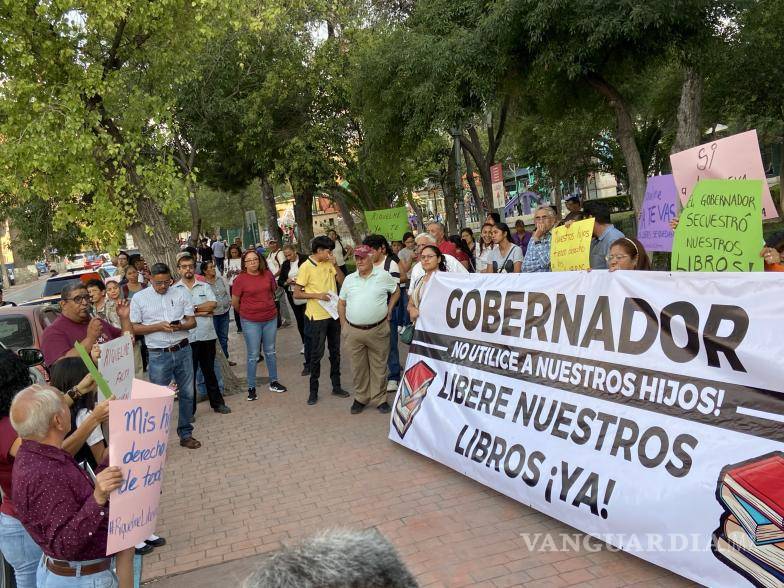 $!Aseguran los maestros, que los libros no tienen los defectos que les achacan.