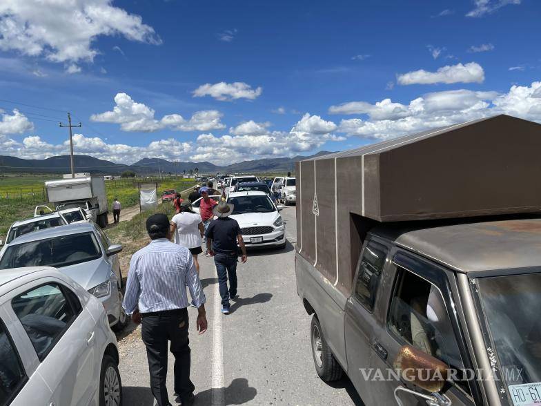 $!El accidente ocurrió cerca de las 11:30 horas, en el kilómetro 17 a la altura del ejido Mesón del Roble.