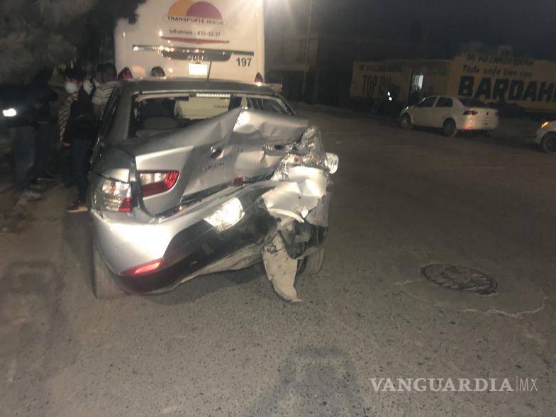 $!Al auto lo lanzó cerca de tres metros de distancia; la camioneta chofa y se sube directo al camellón central.