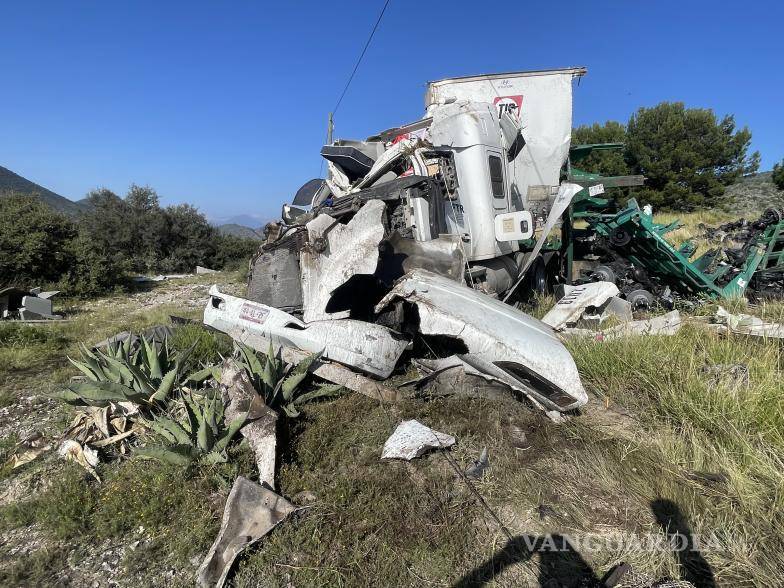 $!Los dos conductores fueron trasladados a un hospital; el tripulante del Tsuru fue reportado grave.