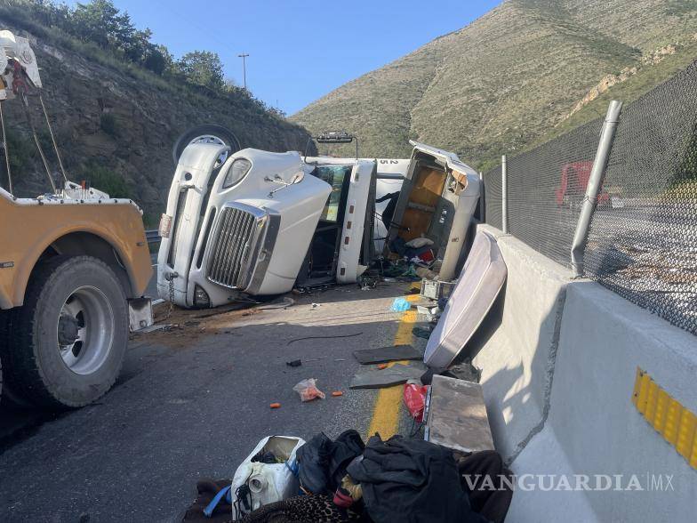 $!El tractocamión terminó recostado sobre la carretera federal 57 y parte de la mercancía quedó esparcida sobre la vía.