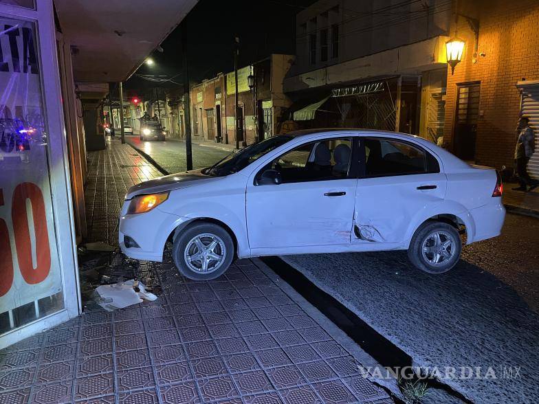 $!Sobre la banqueta acabó el Aveo tras el percance.