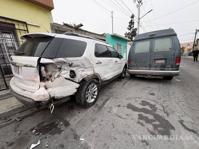 $!El Ford Econoline involucrado terminó fuera de control luego de ser impactado en el cruce de Aeropuerto de Ixtepec y José Espinoza.