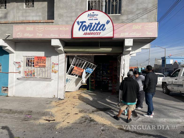 $!La madre perdió el control del vehículo, cuando un tercero le impidió el paso, y se estampó contra una tienda.