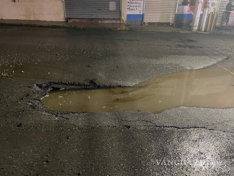 $!El “bache” no está visible y no existe señal alguna, creyó que se trataba de un simple charco de agua.