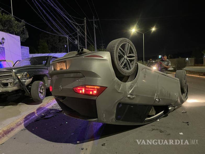 $!El Volkswagen Golf volcó luego de impactar la parte trasera de una camioneta estacionada.