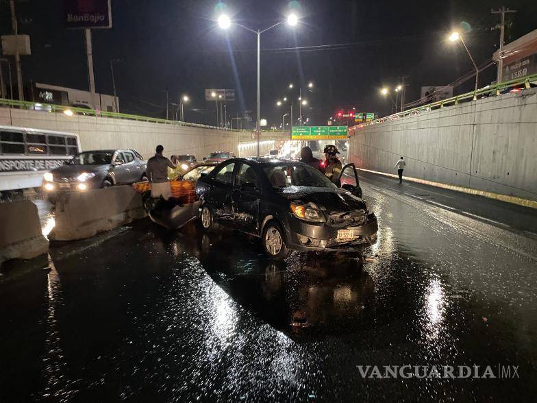$!El pavimento mojado y el exceso de velocidad llevaron a nueve automovilistas a impactarse entre sí.