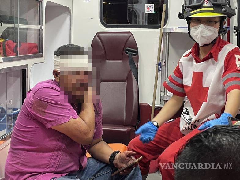 $!Othoniel ¨N¨ recibió atención prehospitalaria tras ser derribado de su motocicleta en el bulevar Francisco Coss.