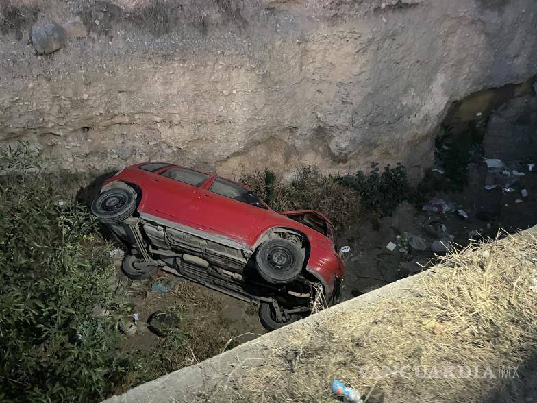 $!El vehículo se “safó” cuando era arrastrado por una camioneta en pleno vado del bulevar Otilio González