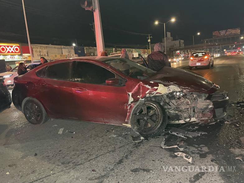 $!Personal de la Cruz Roja atendió a tres menores de edad con crisis nerviosa en el lugar del accidente; las autoridades de tránsito se hicieron cargo del incidente.