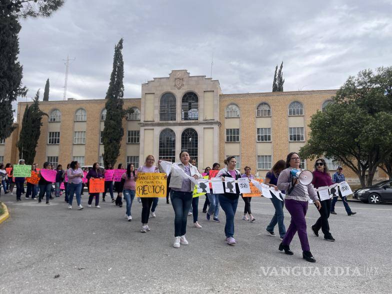 $!La marcha tuvo como objetivo visibilizar la violencia laboral de género que enfrentan las trabajadoras dentro de la Universidad.