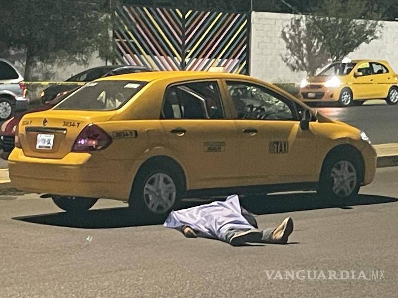 $!Al conductor del taxi se le privó de la libertad y de inmediato se le condujo a la delegación de la policía preventiva municipal.