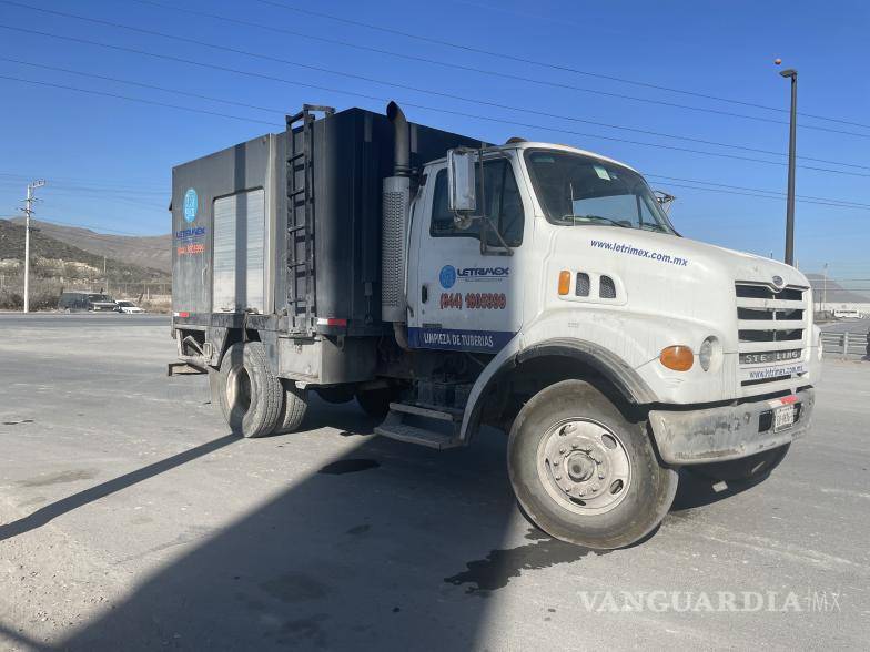 $!Un camión marca Sterling, perteneciente a la empresa letrimex, realizó una maniobra de retorno sobre la misma carretera y provocó el siniestro.