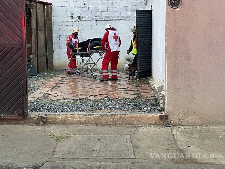 $!El trabajador fue descendido con una camilla tipo canastilla desde una altura aproximada de seis metros.