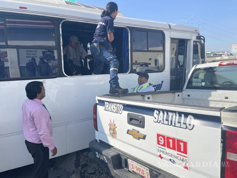 $!Accidente de autobús de transporte de personal deja 10 heridos en Saltillo