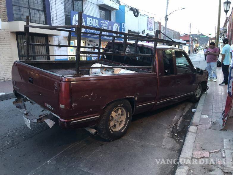 $!Conductores y peatones se vieron afectados por la obstrucción.